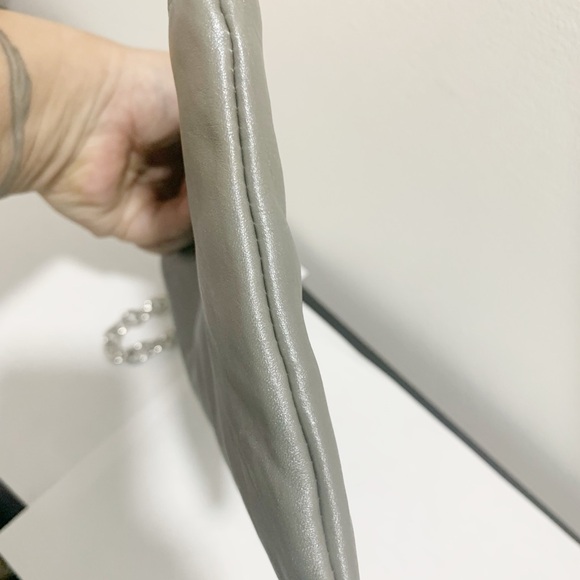 🛍️ SALE 🛍️ CAROL BRODIE | GRAY SHIMMER LEATHER WRISTLET WITH CHUNKY CHAIN - Picture 6 of 7